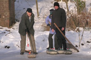 Picture of curling on Drumore Pond, 10 January 2010, 22KB